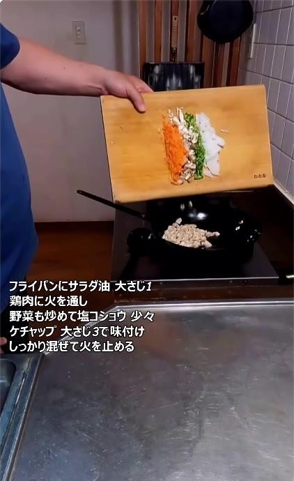 【結局これが最強】父が高校生の息子に作る「弁当箱いっぱいの大盛りオムライス」　タコさんウインナーの串を添えた「オムタコ」がたまらない
