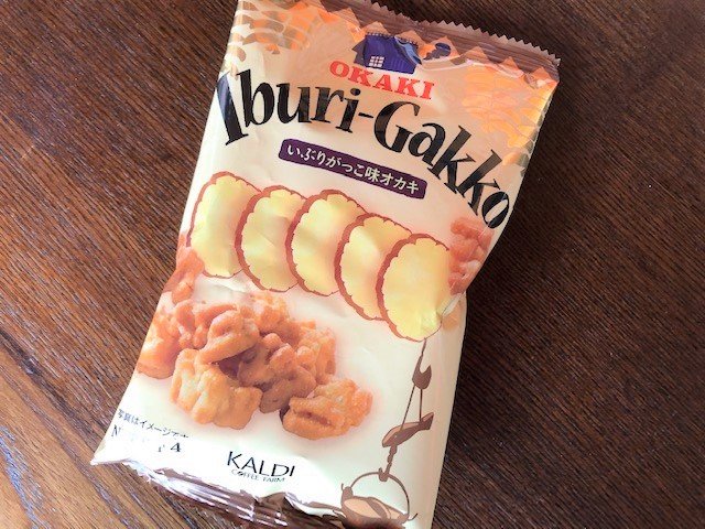 カルディ『いぶりがっこ味オカキ』（筆者撮影）