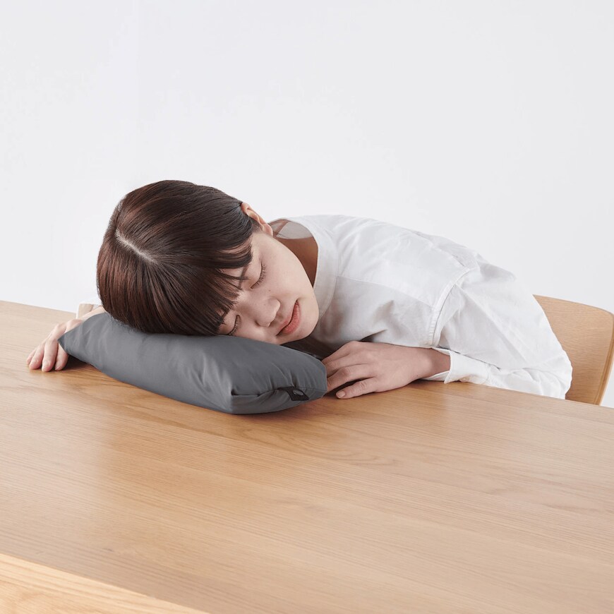 出所：無印良品ネットストア ひざ掛けにもなるピロー