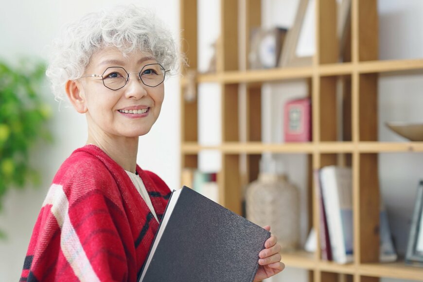 「高齢者ひとり世帯」の割合、6割以上が女性。60歳代の年金や貯蓄はいくらか