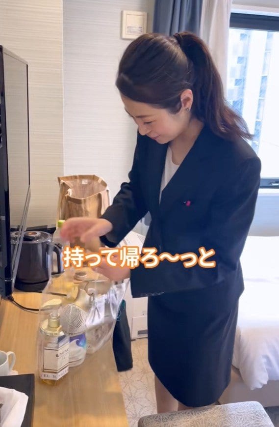 アメニティを持って帰ろうとする女性