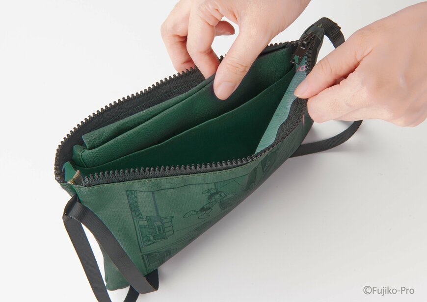 出所：株式会社エンスカイ　『大長編ドラえもん のび太と鉄人兵団』スペアバッグつきサコッシュ