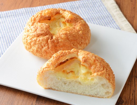 ローソンの新商品:熟成チーズ入り とろ〜りチーズパン