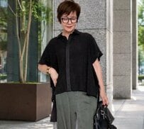 【60代マダム】秋を感じる「黒シャツコーデ」。こなれ感たっぷりの合わせ方が素敵