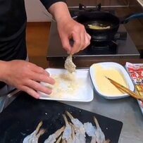 【テンション上がる】父が高校生の息子に作る「エビフライ弁当」　海苔を敷いたご飯の上に綺麗に並べた「おかずの詰め方」にも注目