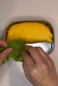 【オムライス弁当】ケチャップで描いたいちごが可愛い！クッキー型を使ったアイデアに脱帽