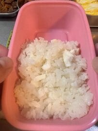 【受験生の娘に】元料理人の父が作るゲン担ぎの「鯛めし弁当」2段仕込み＆豪華おかずが話題