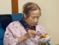 【94歳の長寿飯】おばあちゃんの‘ご飯が進むキムチ炒め”に反響！卵黄を乗せて見た目にもこだわり「今度作ってみる」の声