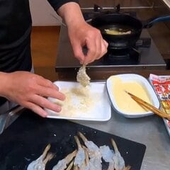【テンション上がる】父が高校生の息子に作る「エビフライ弁当」　海苔を敷いたご飯の上に綺麗に並べた「おかずの詰め方」にも注目