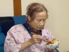 【94歳の長寿飯】おばあちゃんの‘ご飯が進むキムチ炒め”に反響！卵黄を乗せて見た目にもこだわり「今度作ってみる」の声