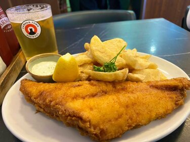 イギリスで注文した約7000円の「フィッシュ＆チップス」 日本では考え
