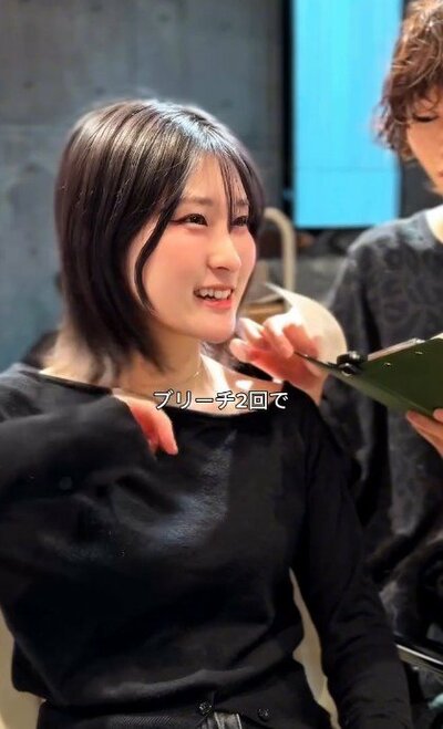 ヘアカラーの履歴を話す女性