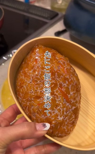 ご飯の形をお弁当箱で型取り
