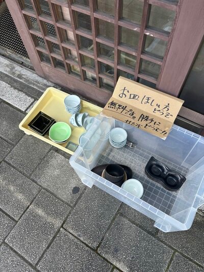 店先に並ぶお皿