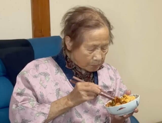 【94歳の長寿飯】おばあちゃんの‘ご飯が進むキムチ炒め”に反響！卵黄を乗せて見た目にもこだわり「今度作ってみる」の声