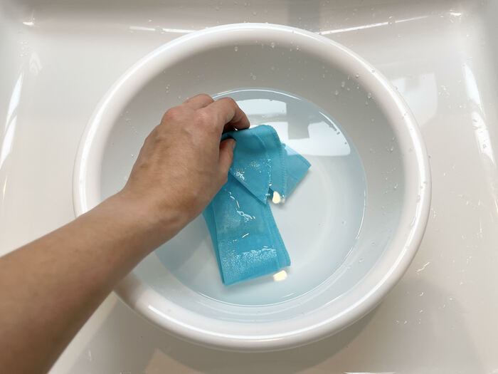 水にひたしたネッククーラー