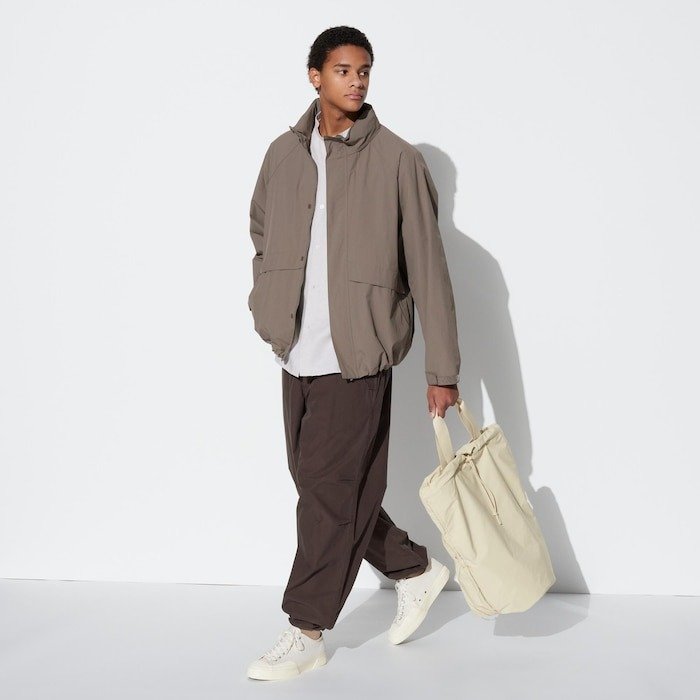 ユニクロ、ドローストリングバックパックの商品画像、使用例