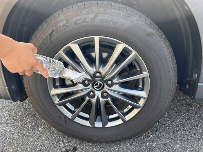 ブラシが斜めになっているおかげで、タイヤの溝部分にもフィット