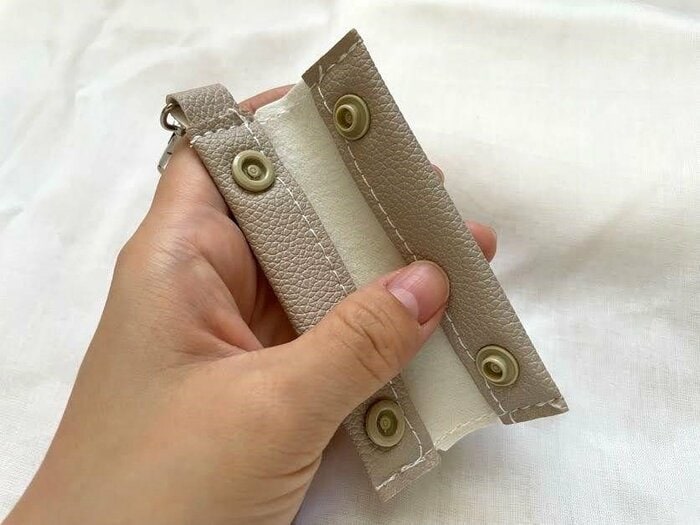 内側にはデザインを邪魔しないベージュのスナップボタンが2つ付いています