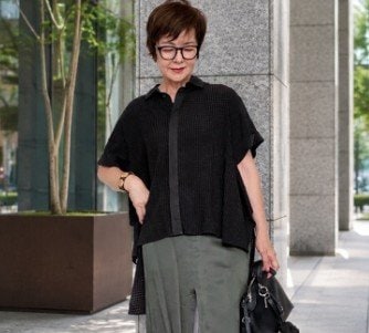 【60代マダム】秋を感じる「黒シャツコーデ」。こなれ感たっぷりの合わせ方が素敵