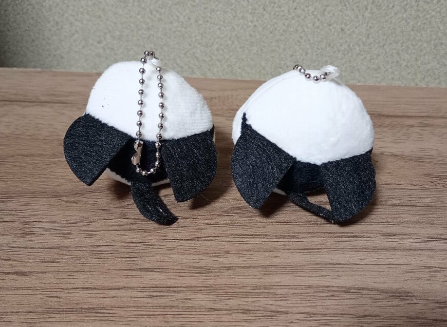 筆者撮影（セリア、マスコットキーホルダーふわふわシマエナガ・マスコットキーホルダーふわふわシマエナガ 赤いリボン）