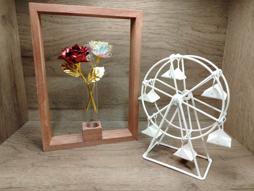 筆者撮影（ダイソー、壁掛け一輪挿しフレーム）