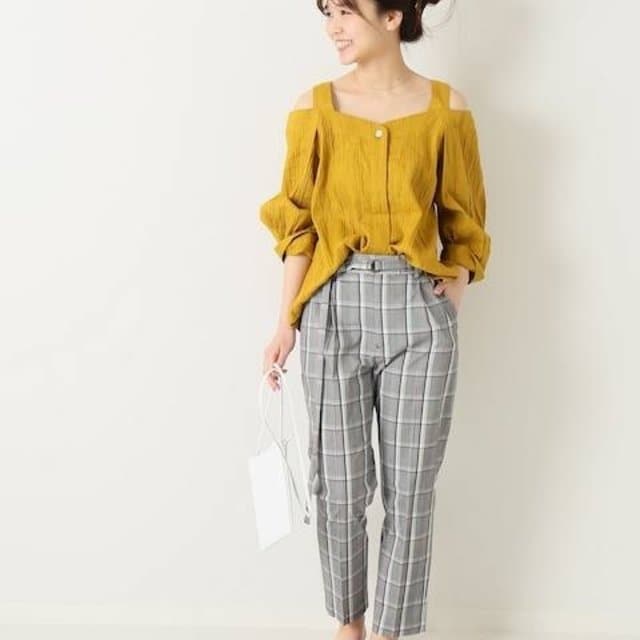 サラコナベルトツキテーパードパンツ ¥15,120（税込）