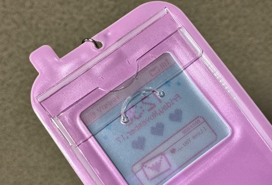 筆者撮影（セリア、平成メモリーパスケース ガラケー）