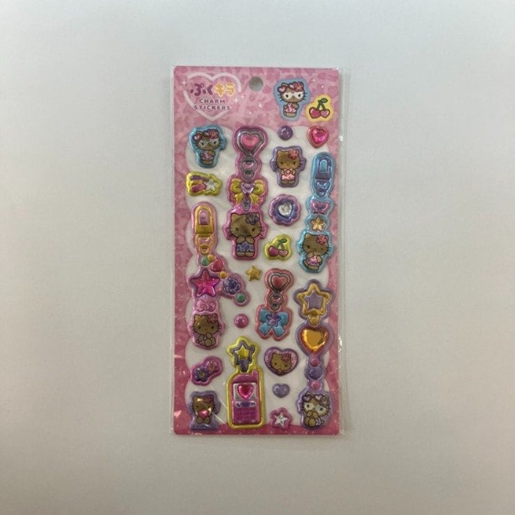 日焼けがヤバい「ぷくキラチャームステッカー（ハローキティ）」539円