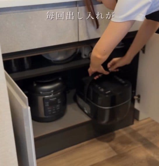 【賃貸でもできるDIY】炊飯器の置き場所がないキッチン　カップボードに作る収納に「天才だ」の声