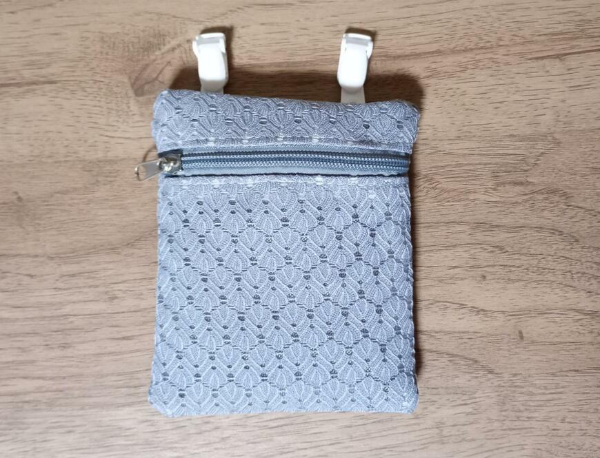 筆者撮影（ダイソー、移動ポケット縦型 レース柄）