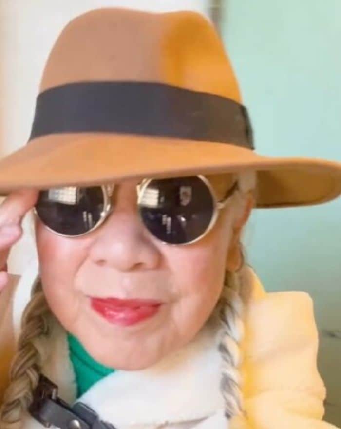 【72歳のおばあちゃん】が魅せる「ダッフルコートコーデ」が話題　大胆かつカラフルな組み合わせに「とっっっっても素敵」と大反響