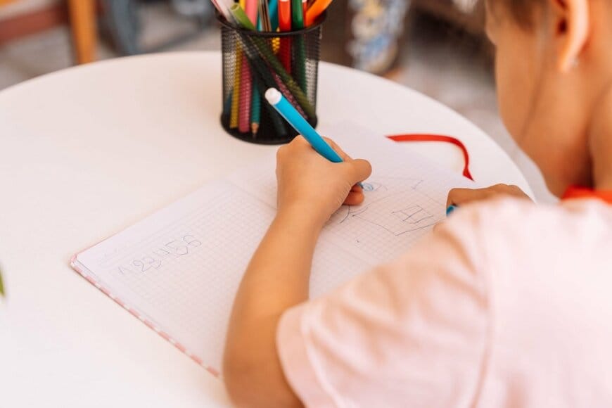 【宿題をする娘】テキストに書かれた母という漢字に違和感　「ひらめきが天才的です」「センスが良すぎる」