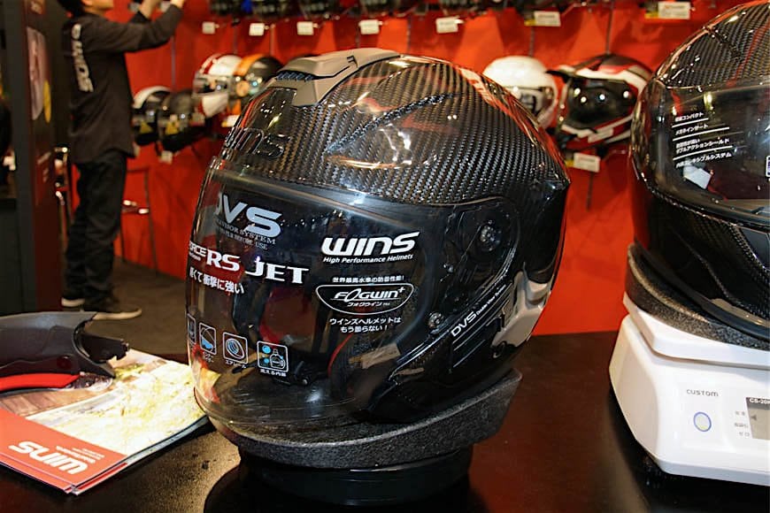 「A-FORCE RS JET」は、別売のチンガードを装着すればフルフェイスになる