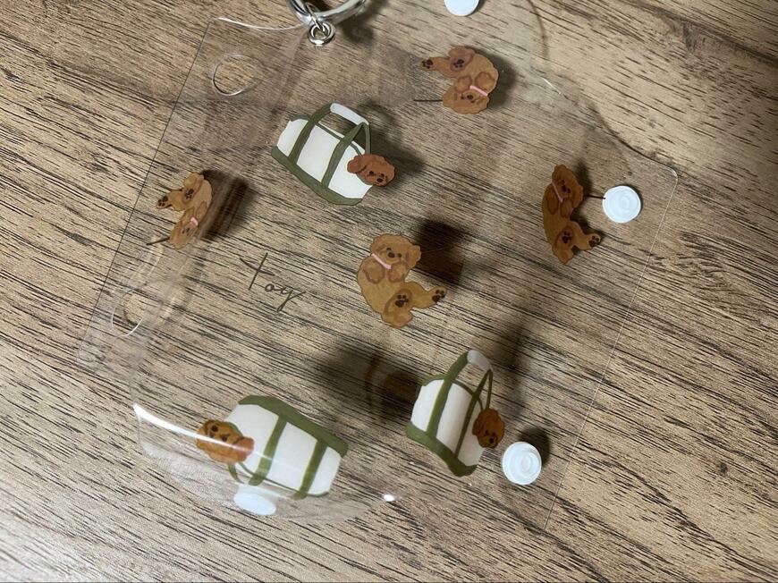 筆者撮影（セリア、犬柄 マルチケース カラビナ付き）