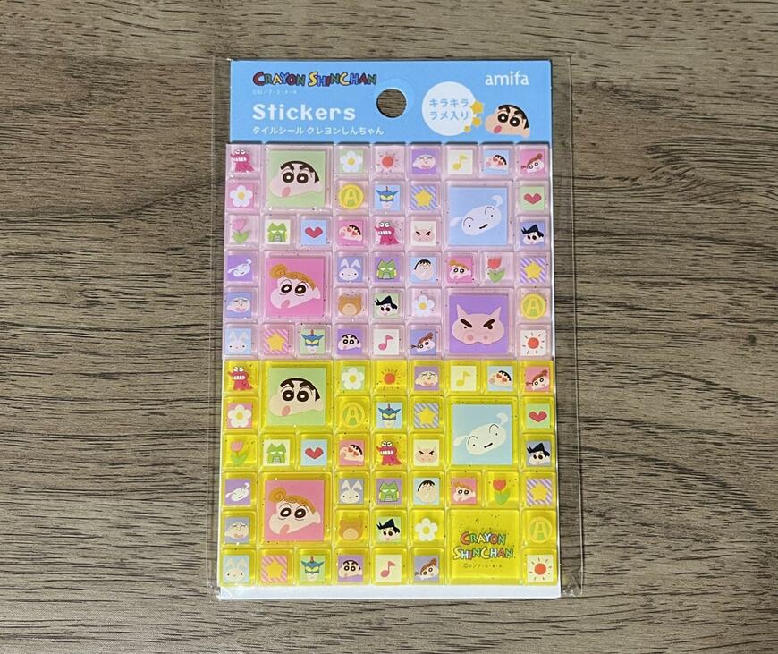 筆者撮影（セリア、タイルシール84片 クレヨンしんちゃん）