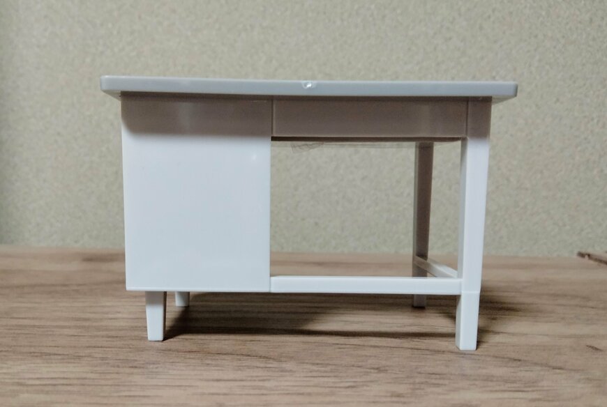 筆者撮影（セリア、ミニチュア 事務机）