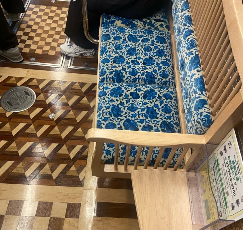 ウズベキスタンの刺繍に似ている座席の柄
