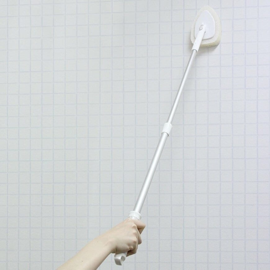 ボタン1つでヘッドの角度を変えられて、柄の長さも自由自在に調整可能