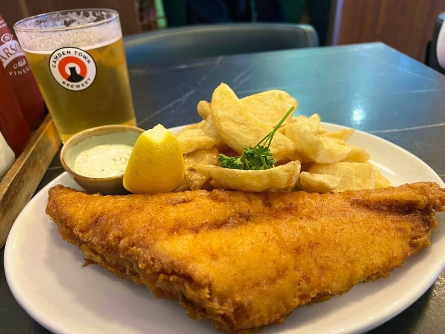 イギリスで注文したフィッシュ&チップスとビール