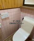 【築32年空き家DIY】昭和な雰囲気の〈ピンクタイル壁のトイレ〉→スタイリッシュな〈コンクリート調の壁〉にDIY！