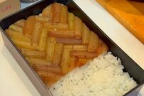 【旦那に作る毎日弁当】ふきの配置がキレイ！ヘリンボーン柄が芸術的なお弁当が話題！「力がみなぎって午後も頑張れる」の声も