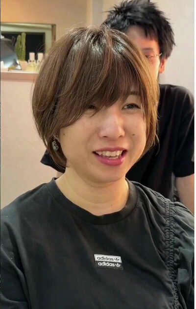アフターは丸みのある前髪短めのショートボブ