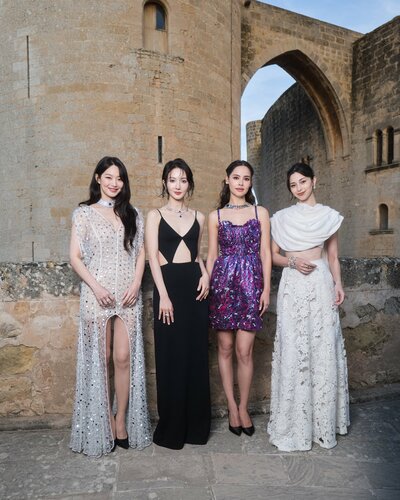 中条あやみと来場者たち　©LOUIS VUITTON