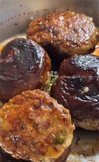 タレをからめて焼き上がった椎茸つくね