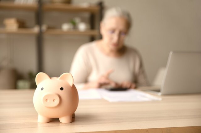 60代「おひとりさま」平均的な年金・貯蓄額【定年後】生活費の赤字は月いくらか
