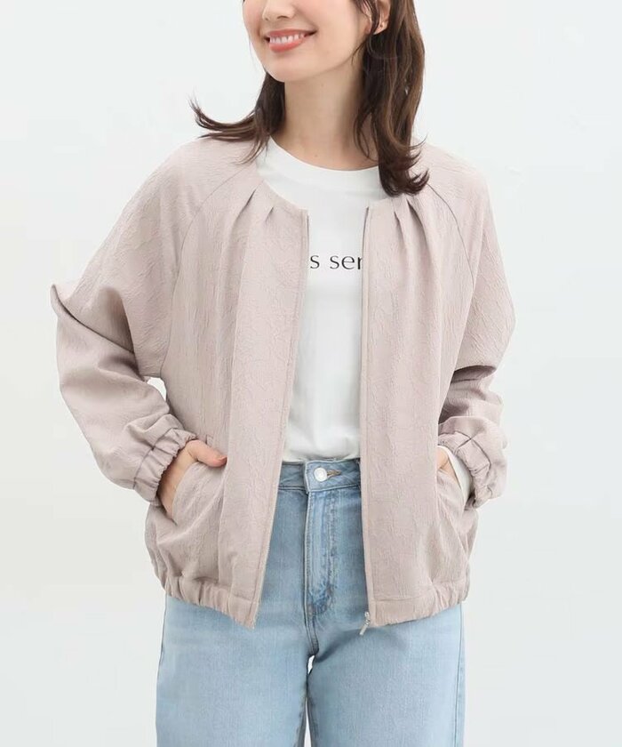 両サイドにはポケットがついているので小物が入って便利