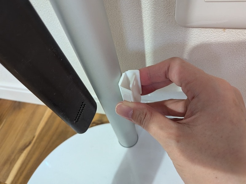 セリア　曲面に貼れるコードフック