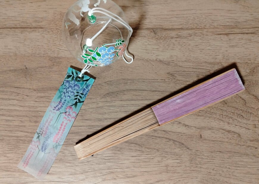 筆者撮影（ダイソー、ガラス風鈴（藤）・紙扇子（23cm、和紙風、紫））