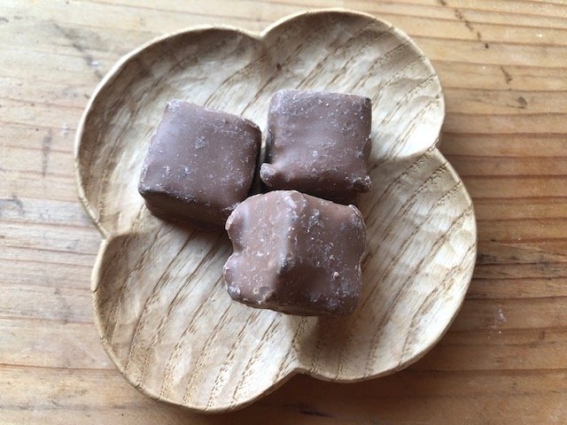 有楽製菓「ブラックサンダー史上最も高級なミルクチョコ」中身は…（筆者撮影）